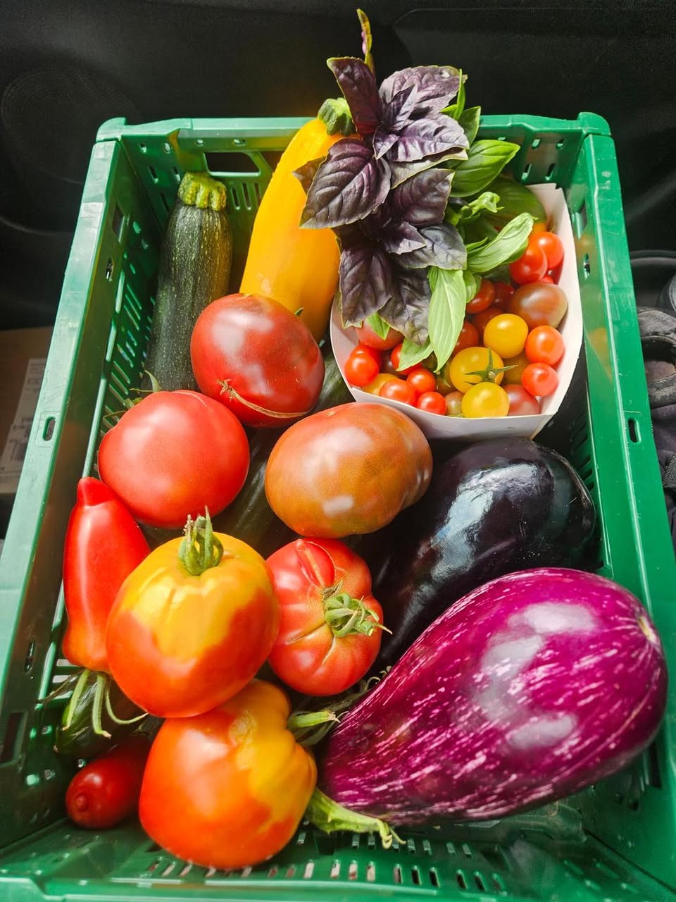 Panier de légumes colorés